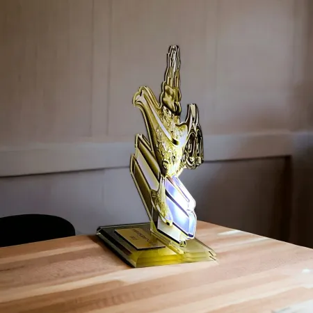 Akrylátová trofej AWF M34 | Quiz Výška cm: 21,5 - Šířka cm: 20,5 - zlatá