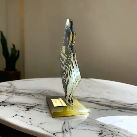 Akrylátová trofej AWF M92 | Hudba Výška cm: 15,5 - Šířka cm: 14,5 - zlatá
