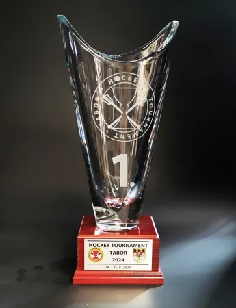 Skleněná trofej KYOTO na podstavci